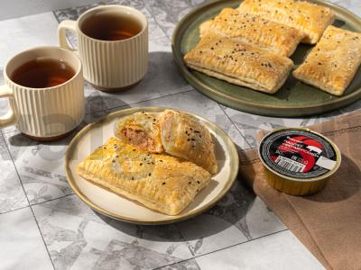 Sluoksniuotos bandelės su paštetu pagrindine nuotrauka