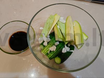 Agurkų ir cukinijų užkandis Žingsnis 4