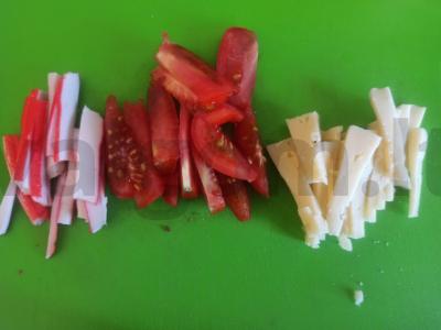 Salotas su krabų lazdelėmis, rūgštynėmis, pomidorais ir keptais riešutais Žingsnis 2