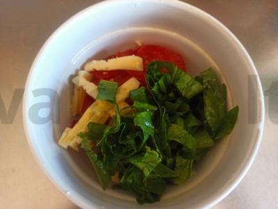 Salotas su krabų lazdelėmis, rūgštynėmis, pomidorais ir keptais riešutais Žingsnis 4