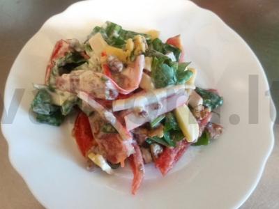 Salotas su krabų lazdelėmis, rūgštynėmis, pomidorais ir keptais riešutais pagrindine nuotrauka