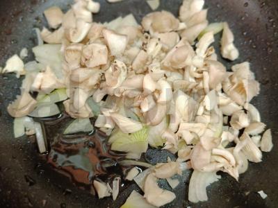 Roti plokštainiai su sūriu ir grybais Žingsnis 3