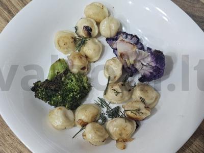 Kepti koldūnai su lašiša ir brokoliais pagrindine nuotrauka