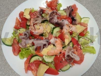 Daržovių salotas su krevetėmis ir aštuonkoju pagrindine nuotrauka