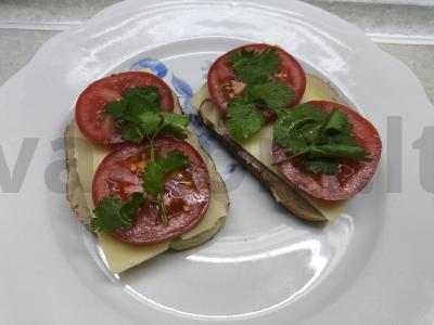 Sumuštiniai su paštetu, sūriu ir pomidorais pagrindine nuotrauka