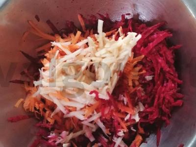 Šviežių burokėlių salotos Žingsnis 2