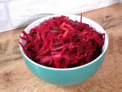 Šviežių burokėlių salotos pagrindine nuotrauka