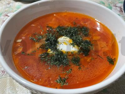 Borsčas su pomidorų tyrė ir česnaku pagrindine nuotrauka