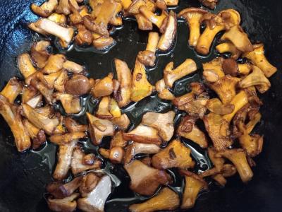 Farfalle su voveraitėmis ir sūriu Žingsnis 2