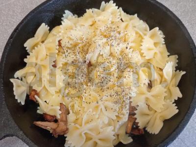 Farfalle su voveraitėmis ir sūriu Žingsnis 5