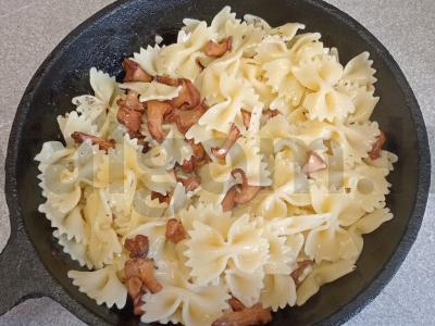 Farfalle su voveraitėmis ir sūriu Žingsnis 6