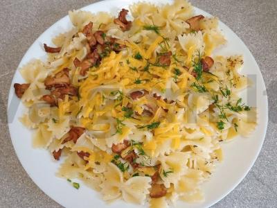 Farfalle su voveraitėmis ir sūriu pagrindine nuotrauka