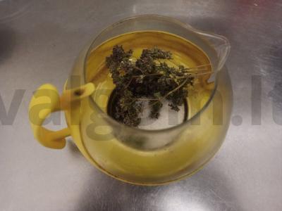 Arbatos gėrimas su mėtų lapais, juodųjų serbentų ir čiobrelio Žingsnis 1