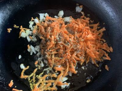 Kviečių košė su daržovėmis ir dešra Žingsnis 4