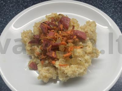 Kviečių košė su daržovėmis ir dešra pagrindine nuotrauka