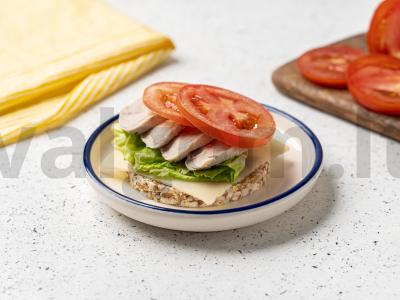 Mini sumuštinis su kalakutiena ant trapučio pagrindine nuotrauka