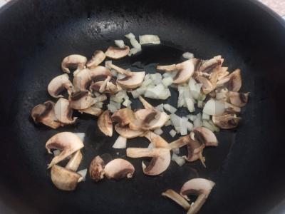 Nudų su grybais ir svogūnais Žingsnis 1