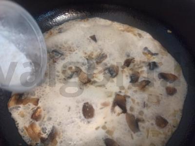 Nudų su grybais ir svogūnais Žingsnis 4