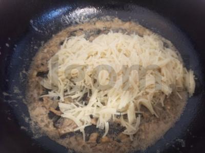 Nudų su grybais ir svogūnais Žingsnis 7