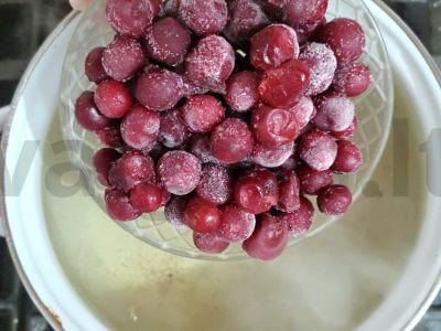 Kvapnus aviečių ir vyšnių kompotas su citrinžole Žingsnis 1