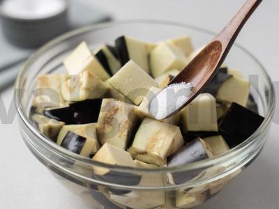 Mėsa su baklažanais puoduose Žingsnis 1