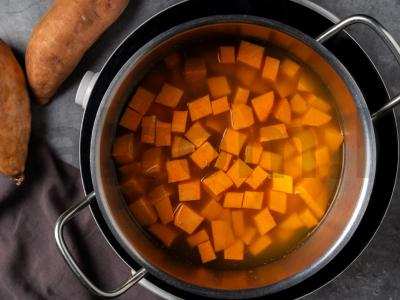 Saldžiųjų bulvių piurė dubenyje Žingsnis 2