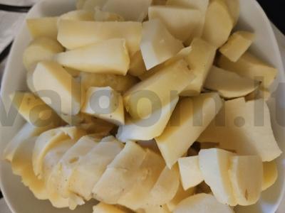 Namų bulvės su kiaušiniu ir dešrelėmis Žingsnis 1