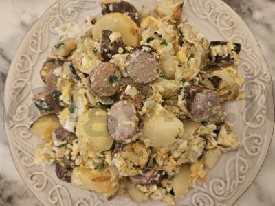 Namų bulvės su kiaušiniu ir dešrelėmis pagrindine nuotrauka