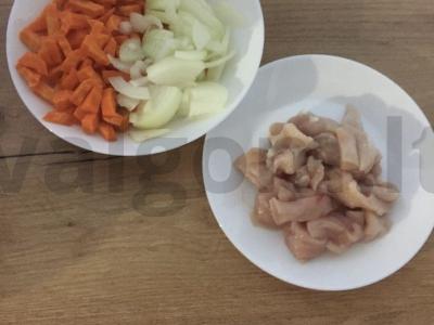 Birus plovas su vištiena keptuvėje Žingsnis 1