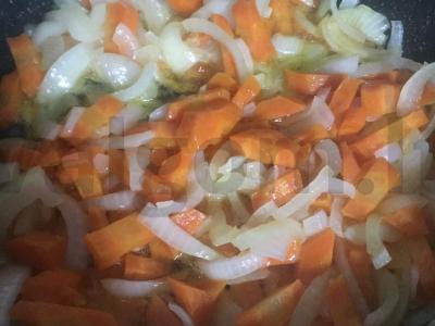 Birus plovas su vištiena keptuvėje Žingsnis 2