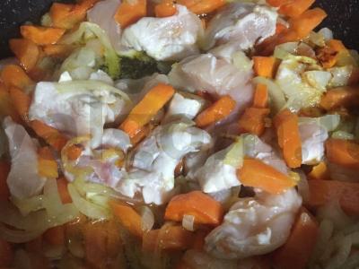 Birus plovas su vištiena keptuvėje Žingsnis 3