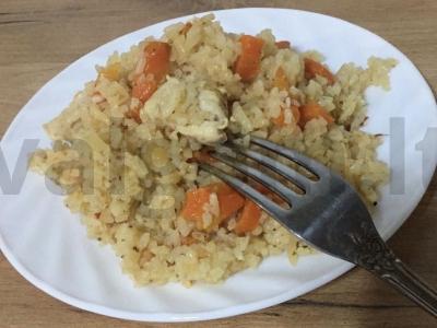 Birus plovas su vištiena keptuvėje pagrindine nuotrauka