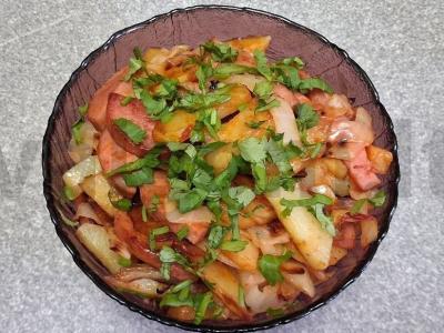 Keptas patiekalas su dešrelėmis pietums pagrindine nuotrauka