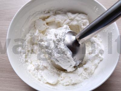 Sluoksniuotos juostelės iš tešlos su varškės kremu ir abrikosais Žingsnis 1