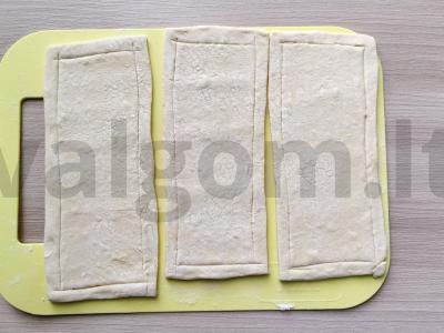 Sluoksniuotos juostelės iš tešlos su varškės kremu ir abrikosais Žingsnis 3