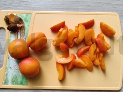 Sluoksniuotos juostelės iš tešlos su varškės kremu ir abrikosais Žingsnis 4