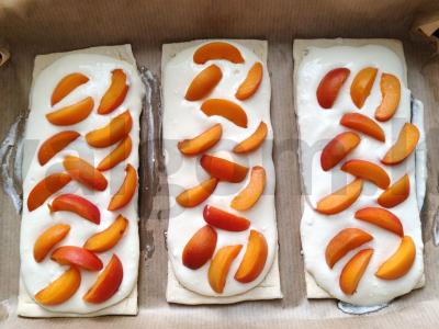 Sluoksniuotos juostelės iš tešlos su varškės kremu ir abrikosais Žingsnis 5