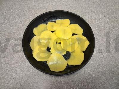 Keptas kiaušinienė su bulvėmis ir dešrelėmis Žingsnis 1