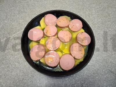 Keptas kiaušinienė su bulvėmis ir dešrelėmis Žingsnis 4