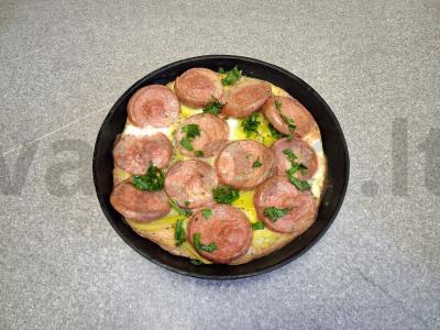 Keptas kiaušinienė su bulvėmis ir dešrelėmis pagrindine nuotrauka