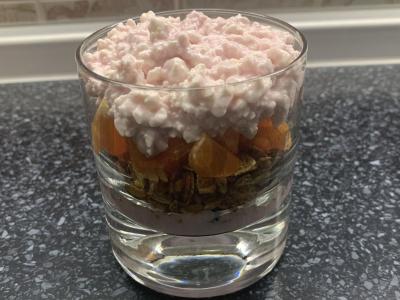 Desertas su granola, mandarinų, varške ir jogurtu pagrindine nuotrauka