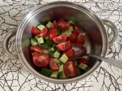 Daržovių, žolelių ir prieskonių salotas Žingsnis 1