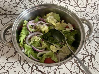 Daržovių, žolelių ir prieskonių salotas Žingsnis 3