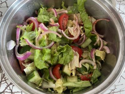 Daržovių, žolelių ir prieskonių salotas pagrindine nuotrauka