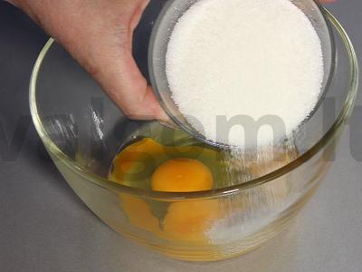 Šarlotė su ananasais Žingsnis 1