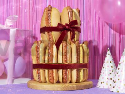 Karštųjų šunelių tortas pagrindine nuotrauka