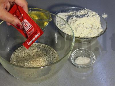 Pica su rūkytomis dešromis ir sūriu Žingsnis 2