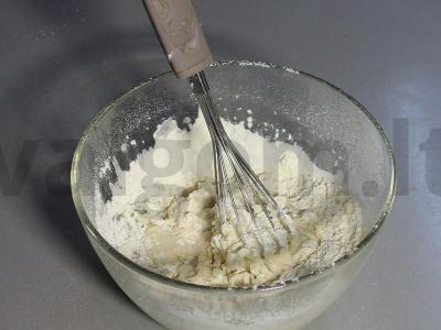 Pica su rūkytomis dešromis ir sūriu Žingsnis 6