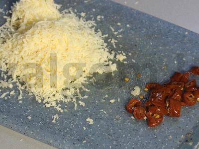 Pica su rūkytomis dešromis ir sūriu Žingsnis 14