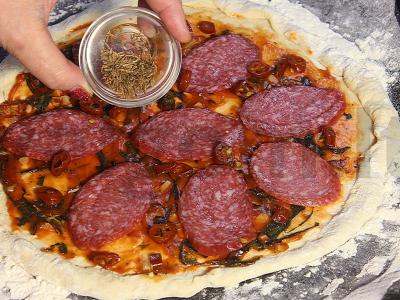 Pica su rūkytomis dešromis ir sūriu Žingsnis 17